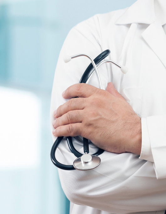 Um médico está segurando um estetoscópio em volta do ombro.