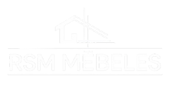 Blāvi balts logotips ar uzrakstu “RSM MEDELES” un mājas jumta ikonu virs teksta