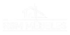 Blāvi balts logotips ar uzrakstu “RSM MEDELES” un mājas jumta ikonu virs teksta