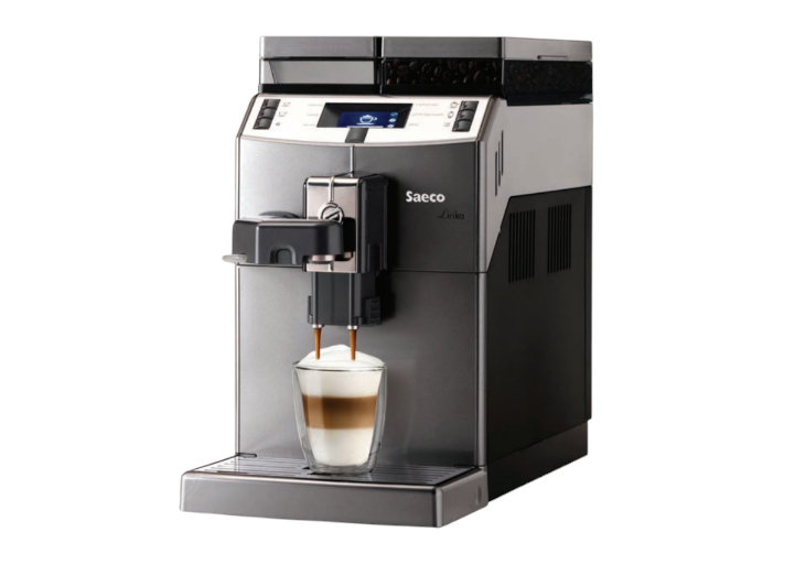 Máquina de café expreso Saeco plateada y negra que dispensa café con leche en un vaso transparente.