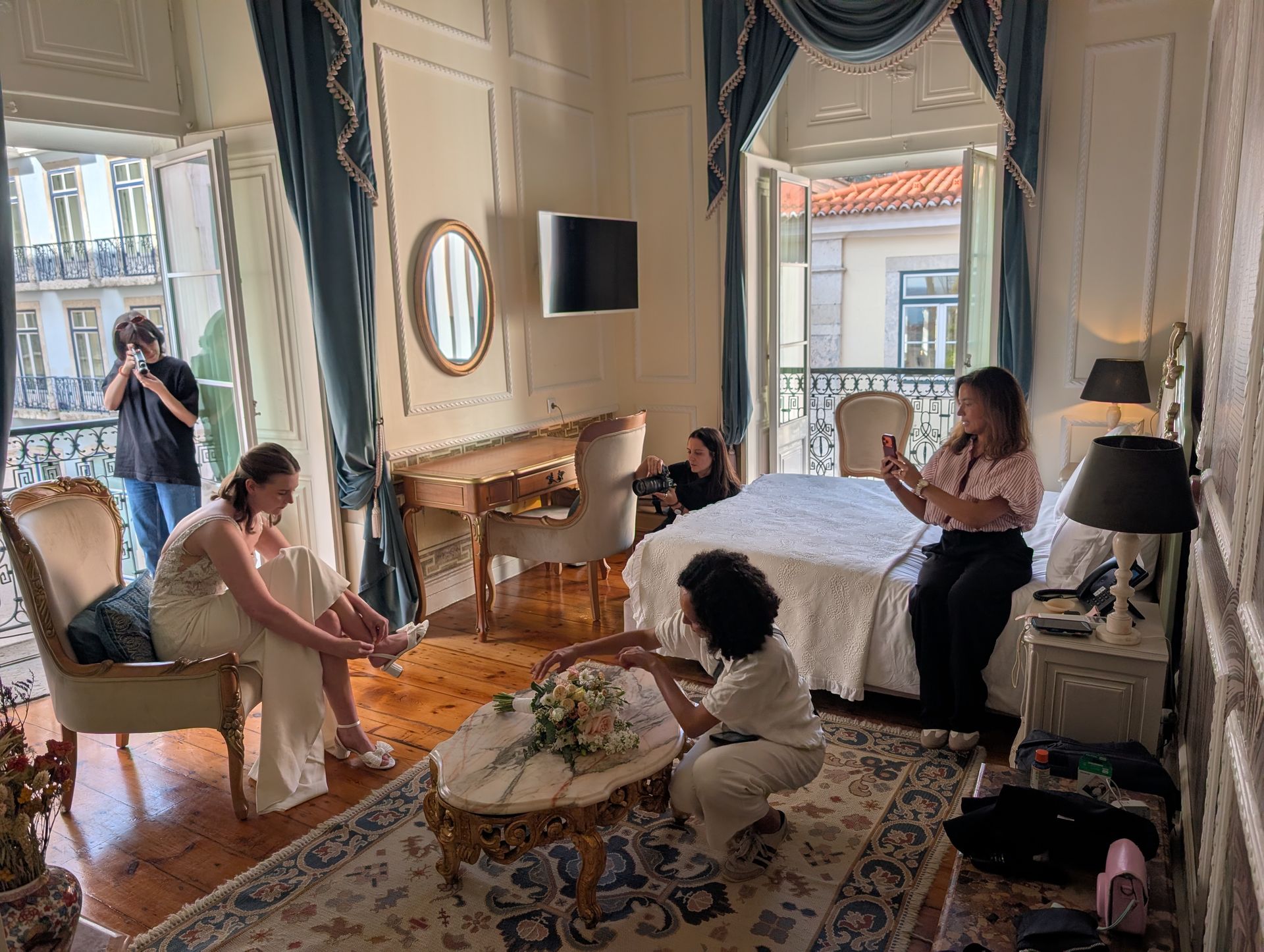 Equipa Elope in Portugal a cuidar do bouquet e a registar os preparativos da noiva antes do elopement.