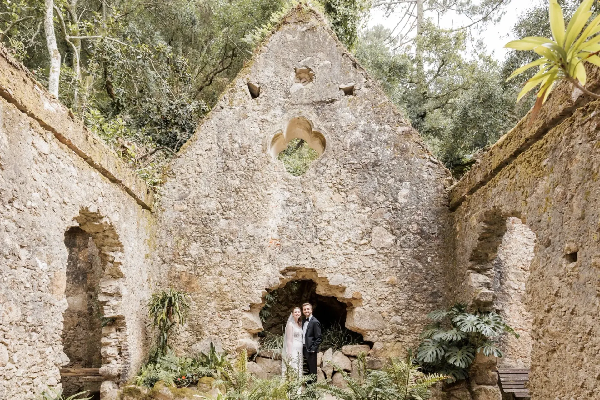 Molly and Cameron's elopement - photo session at Monserrate Ruins, Sintra