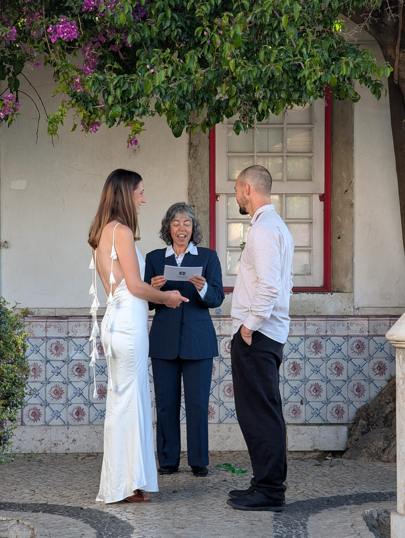 Sydney and Chanan's Elopement de Sydney  e Chanan em Lisboa. A cerimónia simbólica realizou-se no miradouro de Santa Luzia ao nascer do sol.