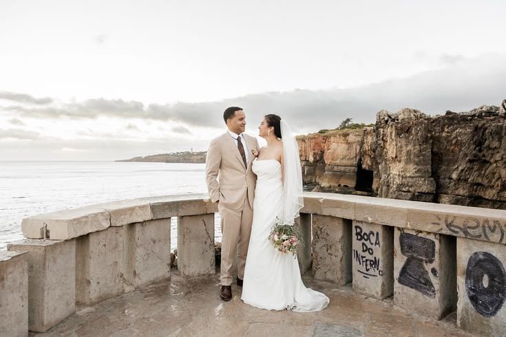 Casal junto ao Atlântico, na Boca do Inferno, em Cascais, no dia do casamento