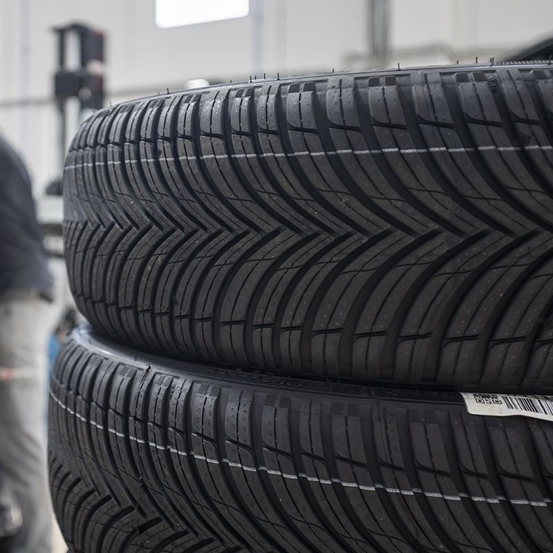 Due pneumatici sono accatastati uno sopra l'altro in un garage