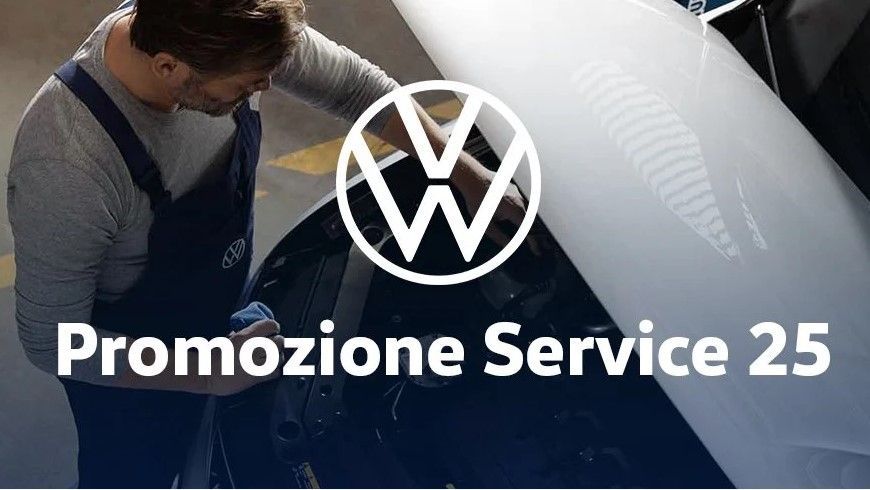Un uomo sta lavorando sul motore di un'auto Volkswagen.