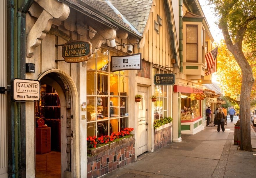 A store front with a sign that says thomas king on it