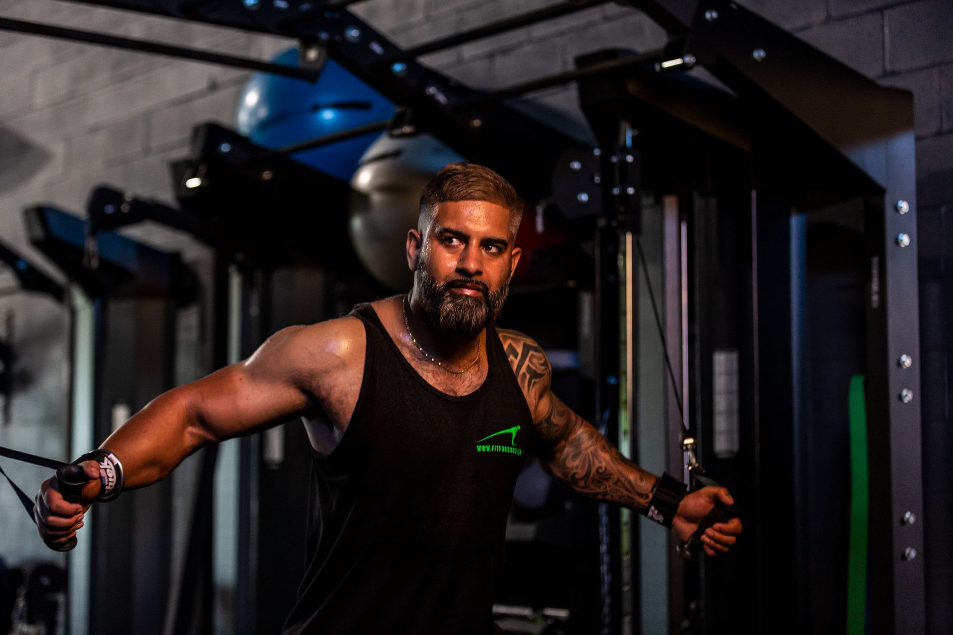 a man is working out on a machine in a gym .