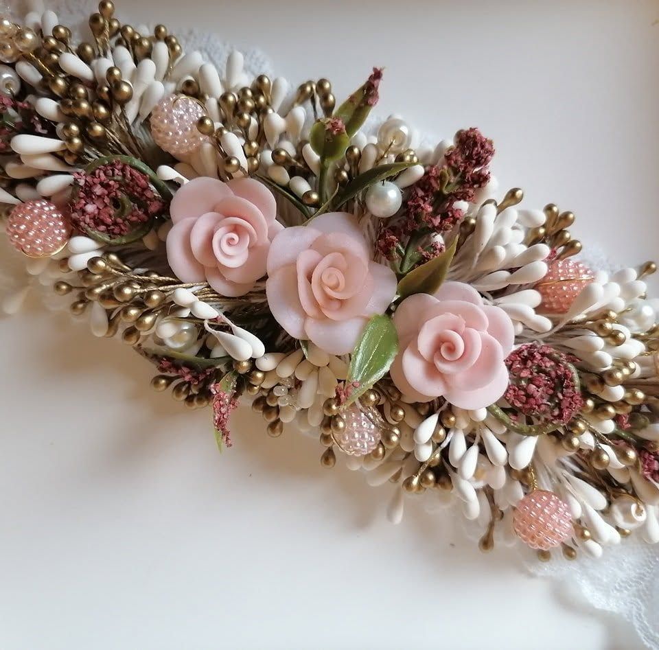 Adorno para el cabello con flores rosas y perlas, con detalles dorados, sobre fondo blanco