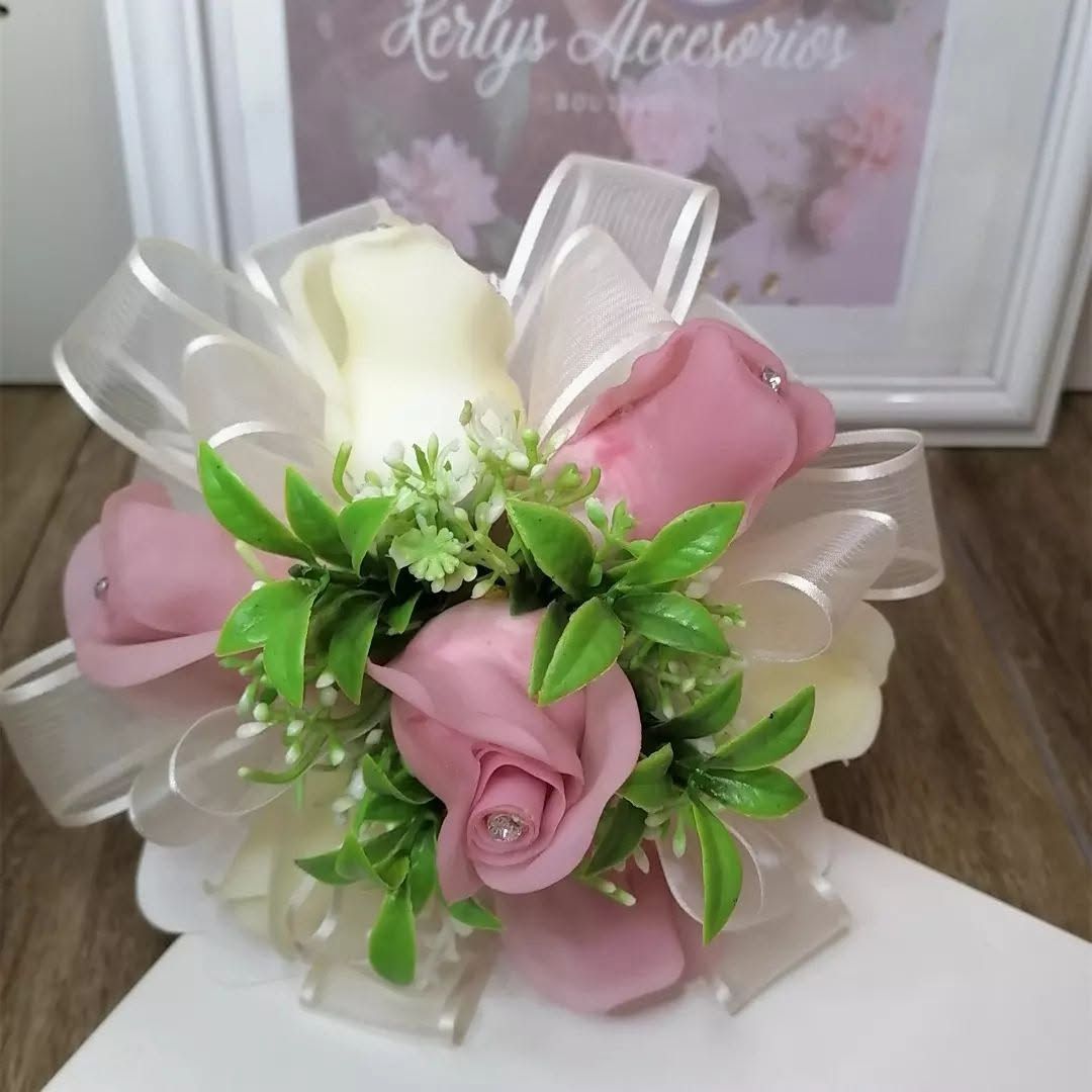 Ramo floral rosa y blanco con hojas verdes y detalles de cintas translúcidas