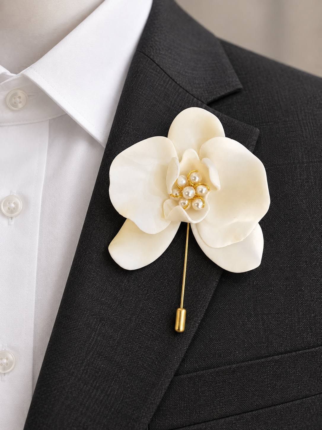 Alfiler de solapa con una flor blanca en una chaqueta de traje oscura sobre una camisa blanca de vestir