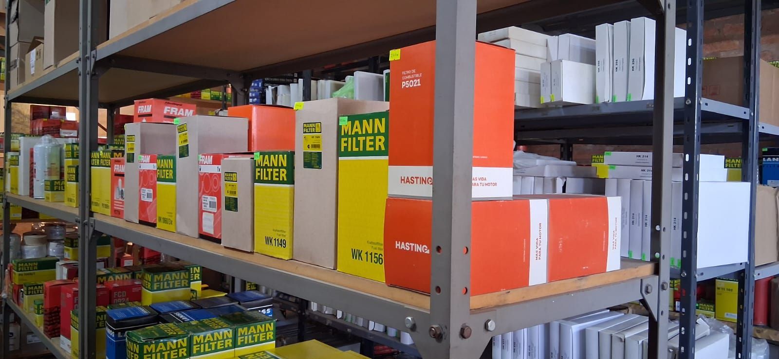 Estanterías de almacén repletas de coloridas cajas de productos y suministros.