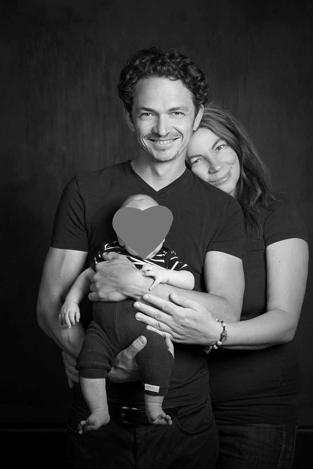 Familie Geisler. Ein schwarz-weiß Bild des Paares mit einem kleinen Baby im Arm.