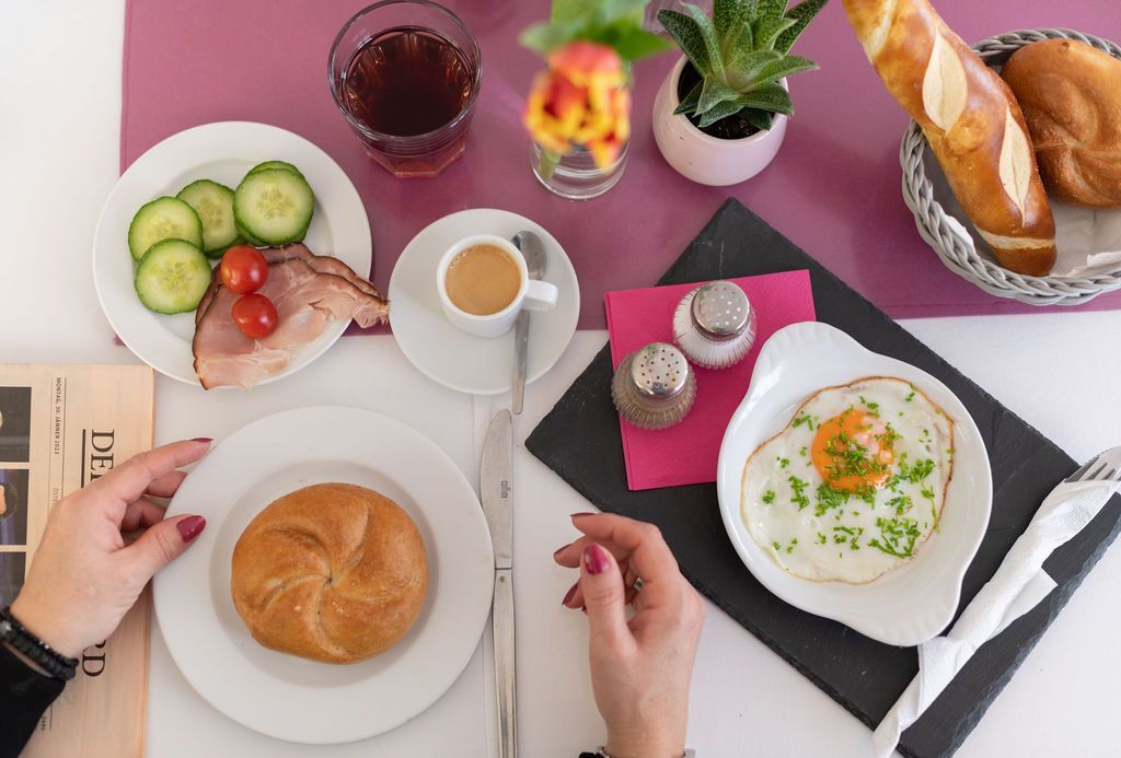 Ein klassisches Frühstück mit Semmel, Schinken, Gemüse und Ei