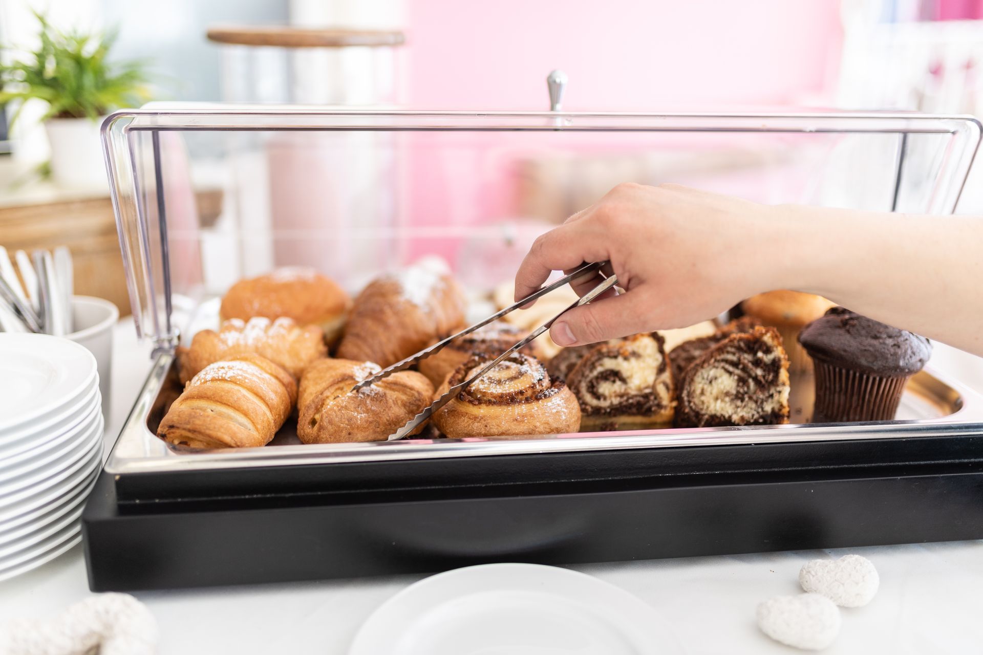 Frühstückbuffet mit süßem Gebäck.