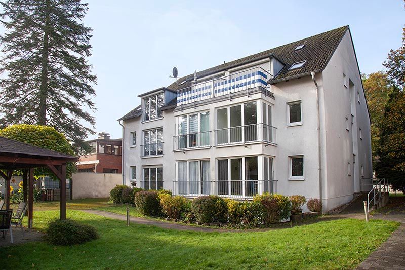 Wohnpark in Oberhausen-Osterfeld. Weißes Gebäude mit Gartenanteil