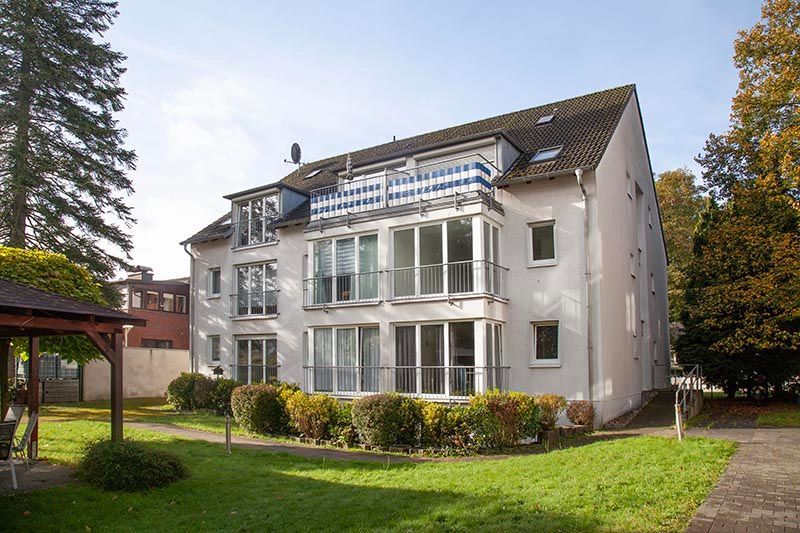 Wohnpark in Oberhausen-Osterfeld. Weißes Gebäude mit Gartenanteil