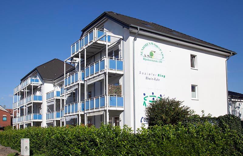 Wohnpark in Oberhausen-Osterfeld. Weißes Gebäude mit Gartenanteil