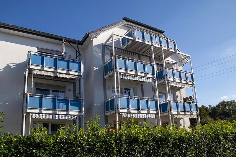 Wohnpark in Oberhausen-Osterfeld. Weißes Gebäude mit Gartenanteil