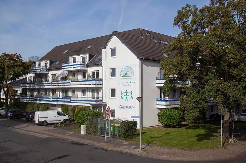 Wohnpark in Oberhausen-Osterfeld. Weißes Gebäude mit Gartenanteil