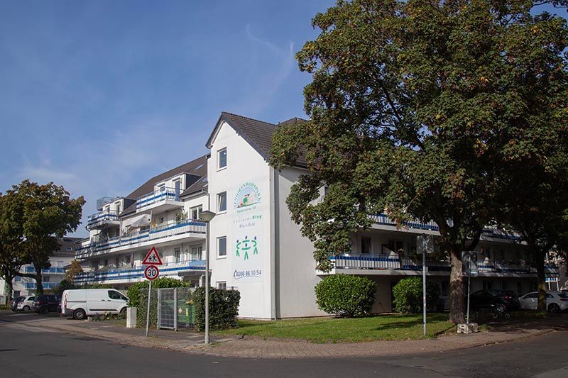 Wohnpark in Oberhausen-Osterfeld. Weißes Gebäude mit Gartenanteil