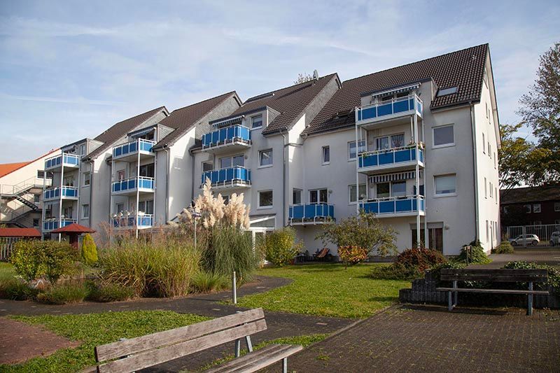 Wohnpark in Oberhausen-Osterfeld. Weißes Gebäude mit Gartenanteil
