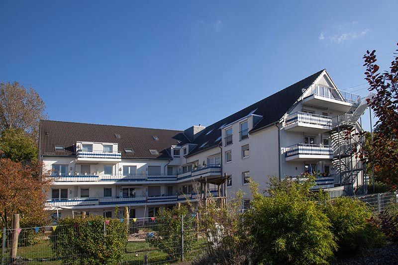 Wohnpark in Oberhausen-Osterfeld. Weißes Gebäude mit Gartenanteil