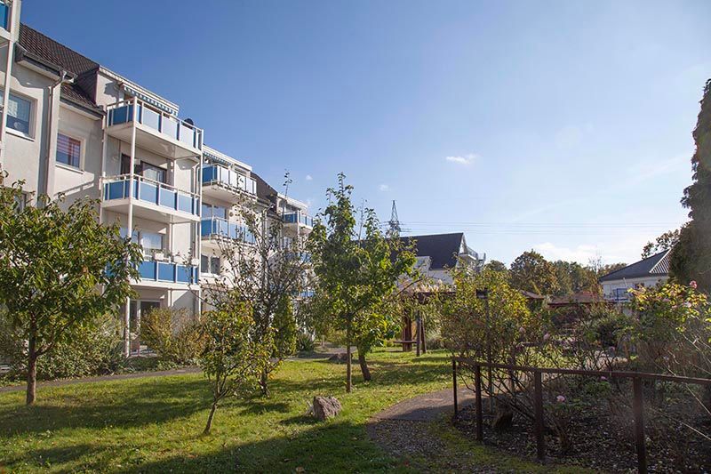 Wohnpark in Oberhausen-Osterfeld. Weißes Gebäude mit Gartenanteil