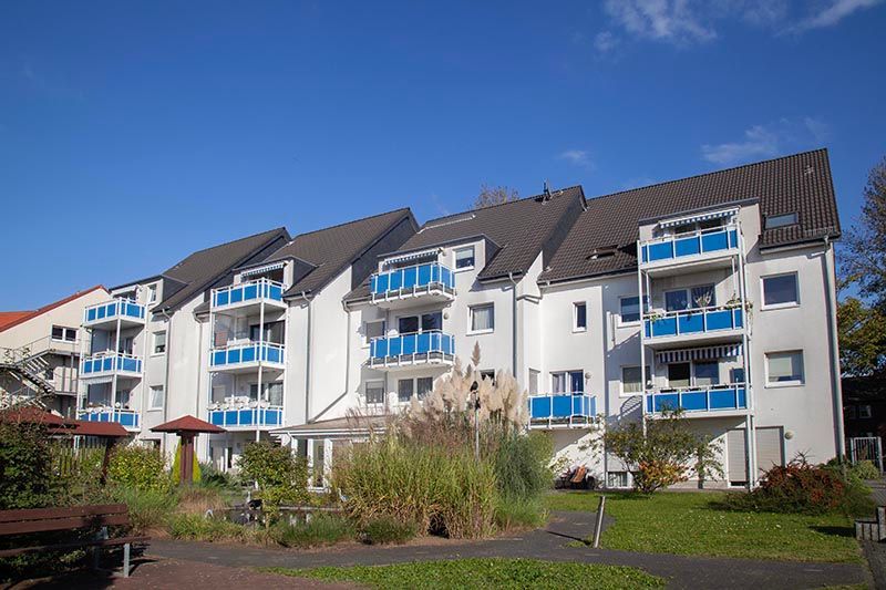 Wohnpark in Oberhausen-Osterfeld. Weißes Gebäude mit Gartenanteil