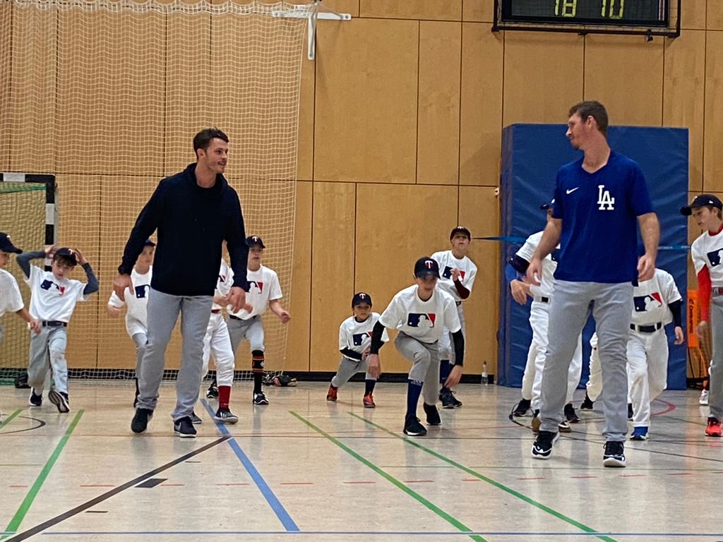 Max Kepler (l.) und Markus Solbach beim Warmup mit den Kids