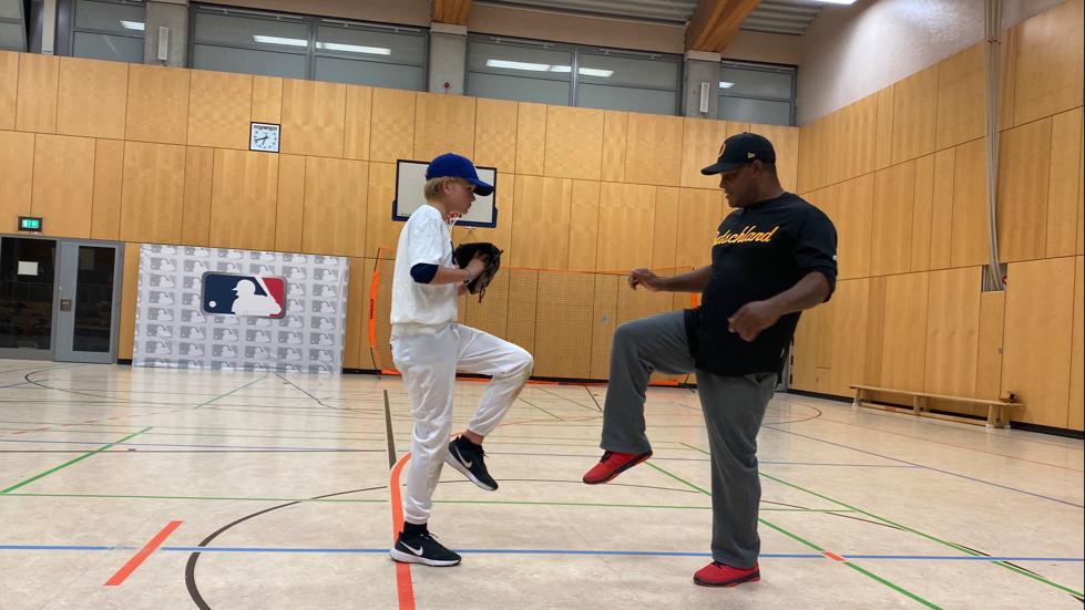 Emil Mannermaa und Nationalspieler Enorbel Marquez bei einer Pitching-Übung