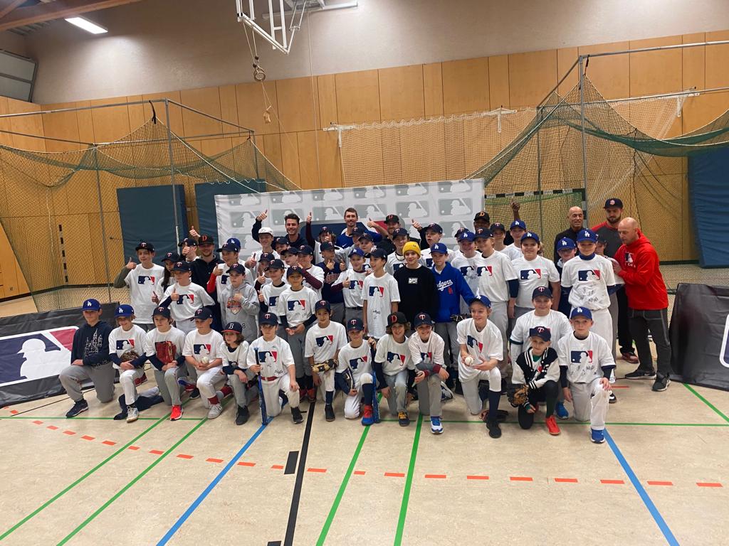 Das gesamte Trainer-Team mit der 45 Berliner Baseball-Kids