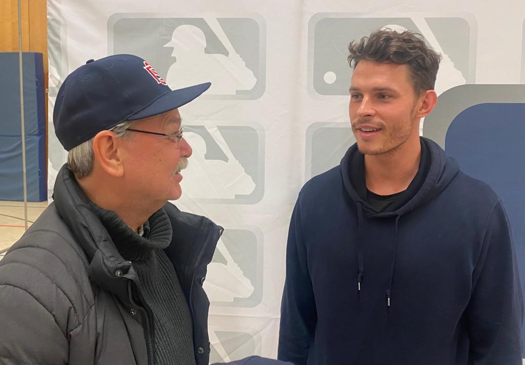 Hatten sich viel zu erzählen: Sluggers-Trainerlegende Duane Phillips und Max Kepler