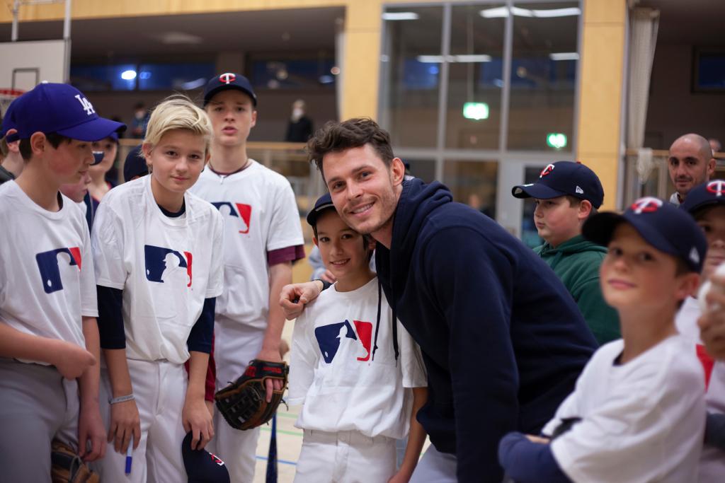 Max Kepler mit Sluggers-Schüler Yussei Takeda