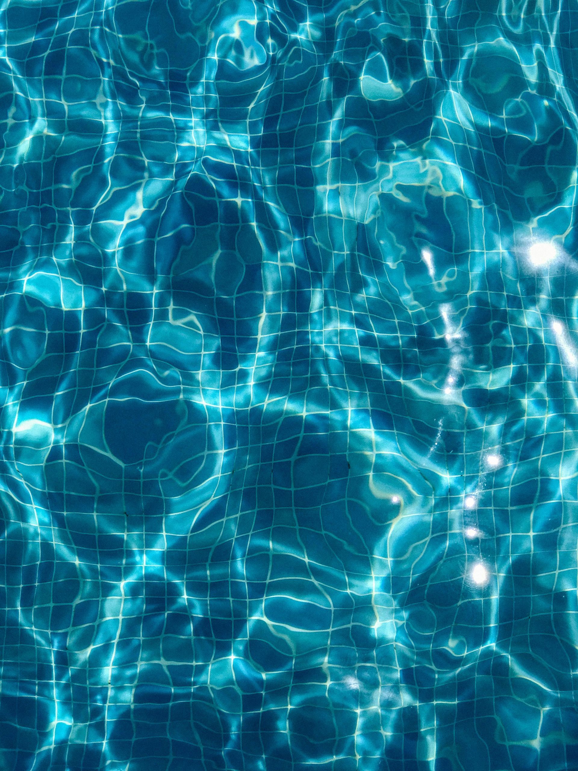 Eine Nahaufnahme des Wassers in einem Schwimmbecken.