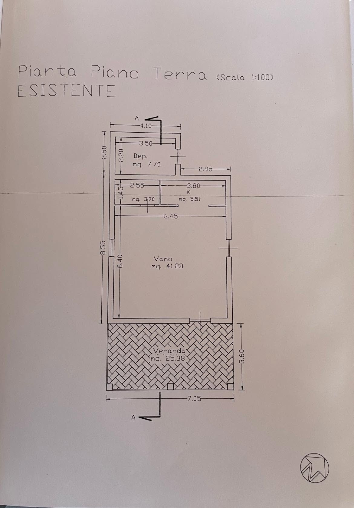 Planimetria architettonica disegnata a mano su carta bianca, con le stanze etichettate e una sezione tratteggiata in basso.