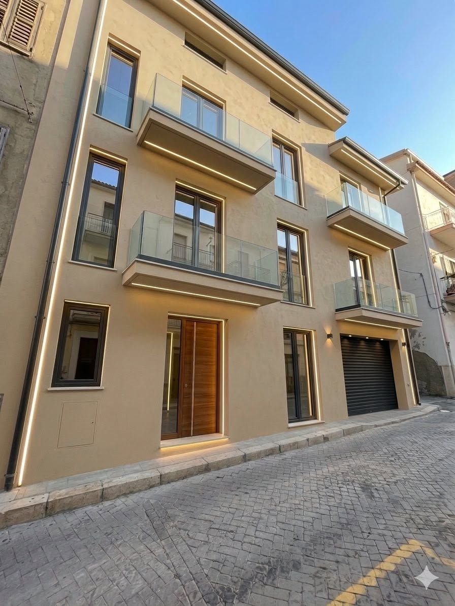 Palazzi beige con balconi lungo una strada acciottolata in pendenza