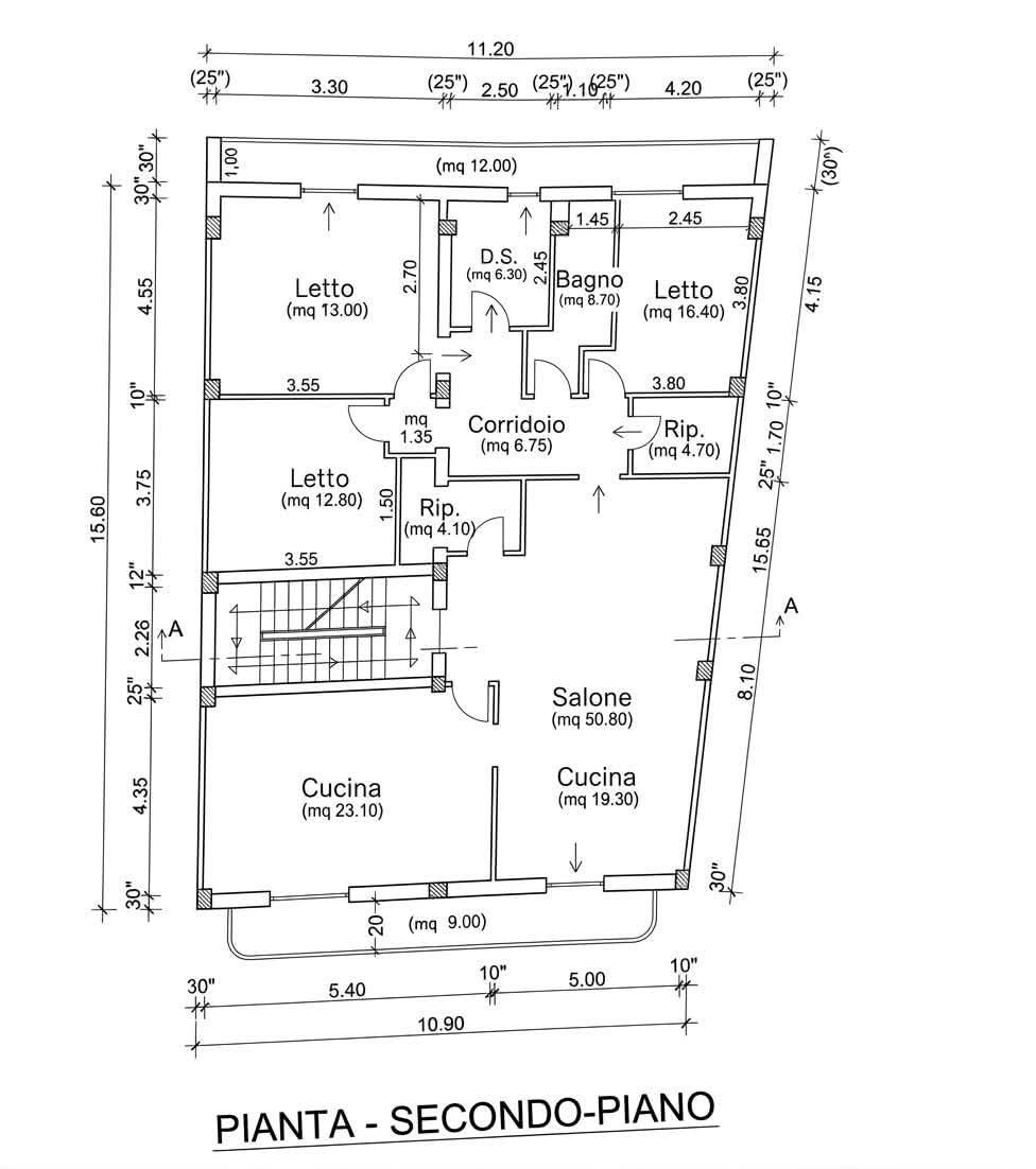 Planimetria architettonica del secondo piano con indicazione delle stanze, delle scale e delle misure in bianco e nero.