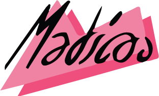 Testo stilizzato nero “Madios” su forme rosa a pennellate sovrapposte.