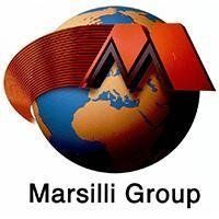 Logo del Gruppo Marsilli con nastro rosso-arancio sopra un globo e testo nero sottostante.