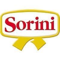 Logo Sorini in testo rosso su nastro bianco con bordo giallo.