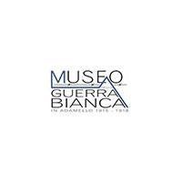 Testo del logo del Museo Guerra Bianca in bianco su sfondo neutro