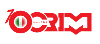 Logo rosso “70 ORIM” con i colori della bandiera italiana e la scritta “nato nel 1945”