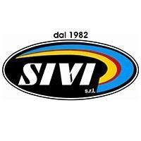 Logo SYVI Srl con la scritta “dal 1982” sopra, ovale nero con swoosh blu, gialli e rossi