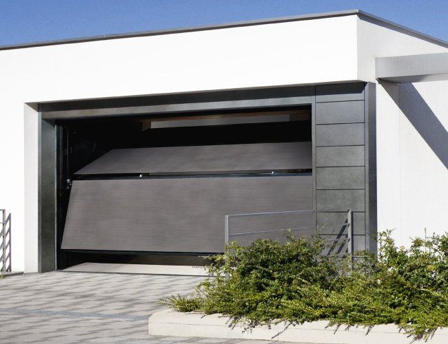 Porta basculante con porta pedonale