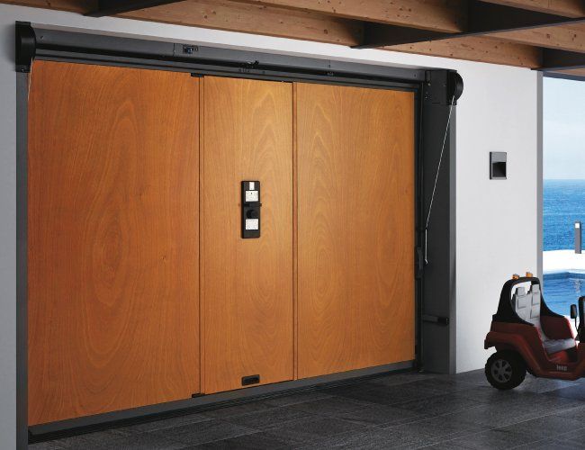 Porta basculante con porta pedonale