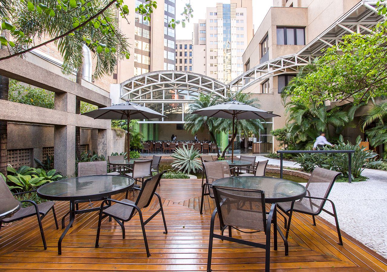 um grande lobby de um hotel com porta giratória e elevadores.