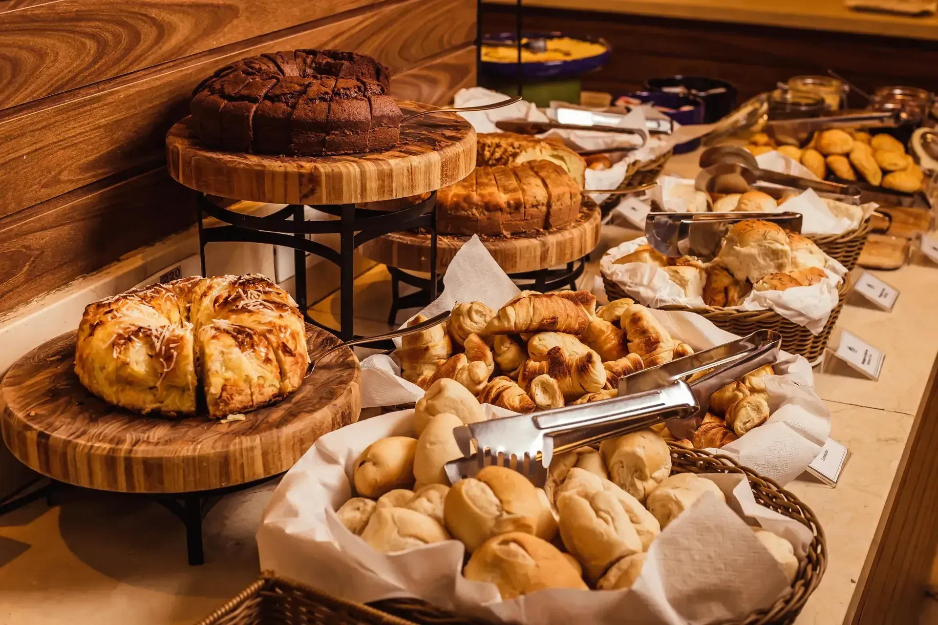 há muitos tipos diferentes de pão na mesa.