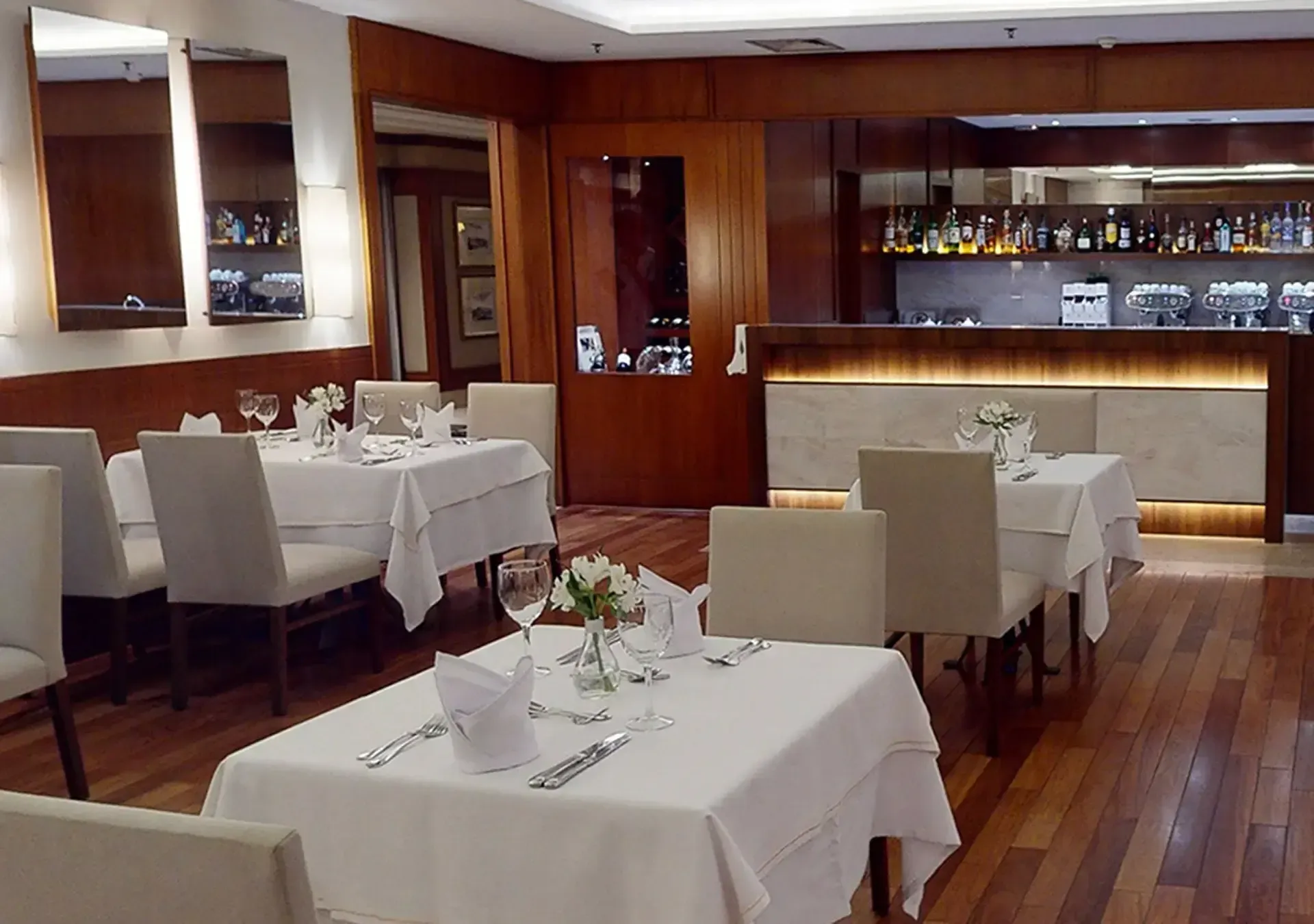 um restaurante com mesas e cadeiras e um bar