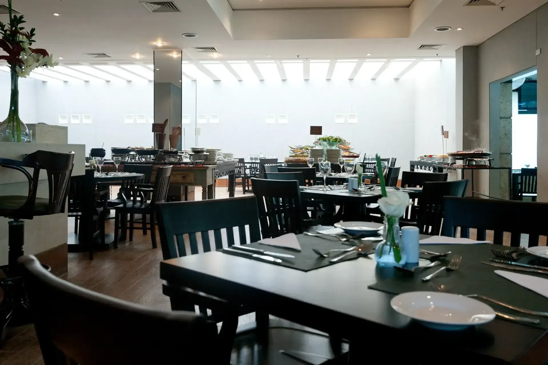 um restaurante com muitas mesas e cadeiras
